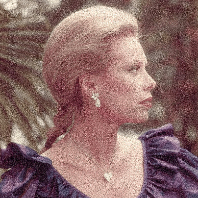 Portrait de Heidi Horten portant ses bijoux et une robe violette