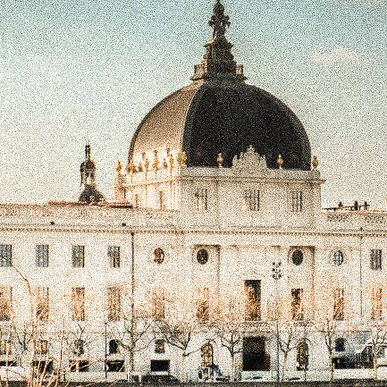 Très belle photo de l'Hôtel Dieu à Lyon, prise des quais du Rhône. Louise Vurpas pour Bijouterie Fine 