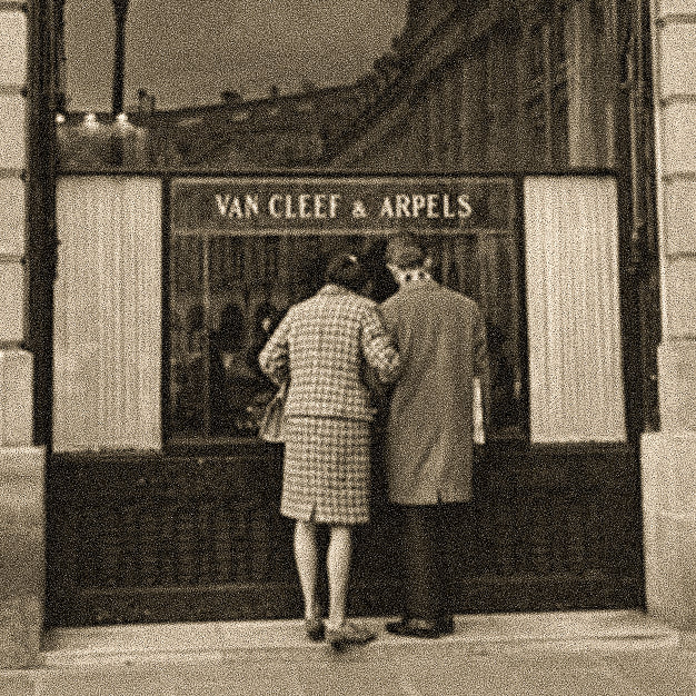 Vieille photo d'un couple devant une boutique Van Cleef & Arpels