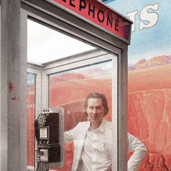 Photo du réalisateur Wes Anderson devant une cabine téléphonique