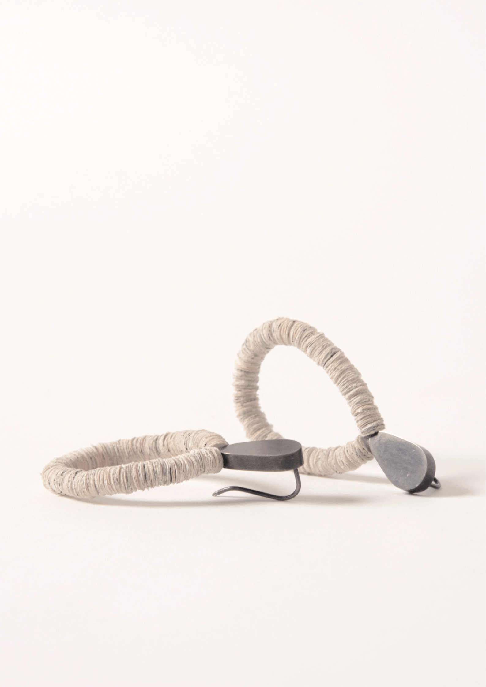 Photo d'une paire de boucles d'oreilles issue de la collection Papier, que Louise Vurpas a conçu pour une exposition. Bijouterie-joaillerie sur-mesure