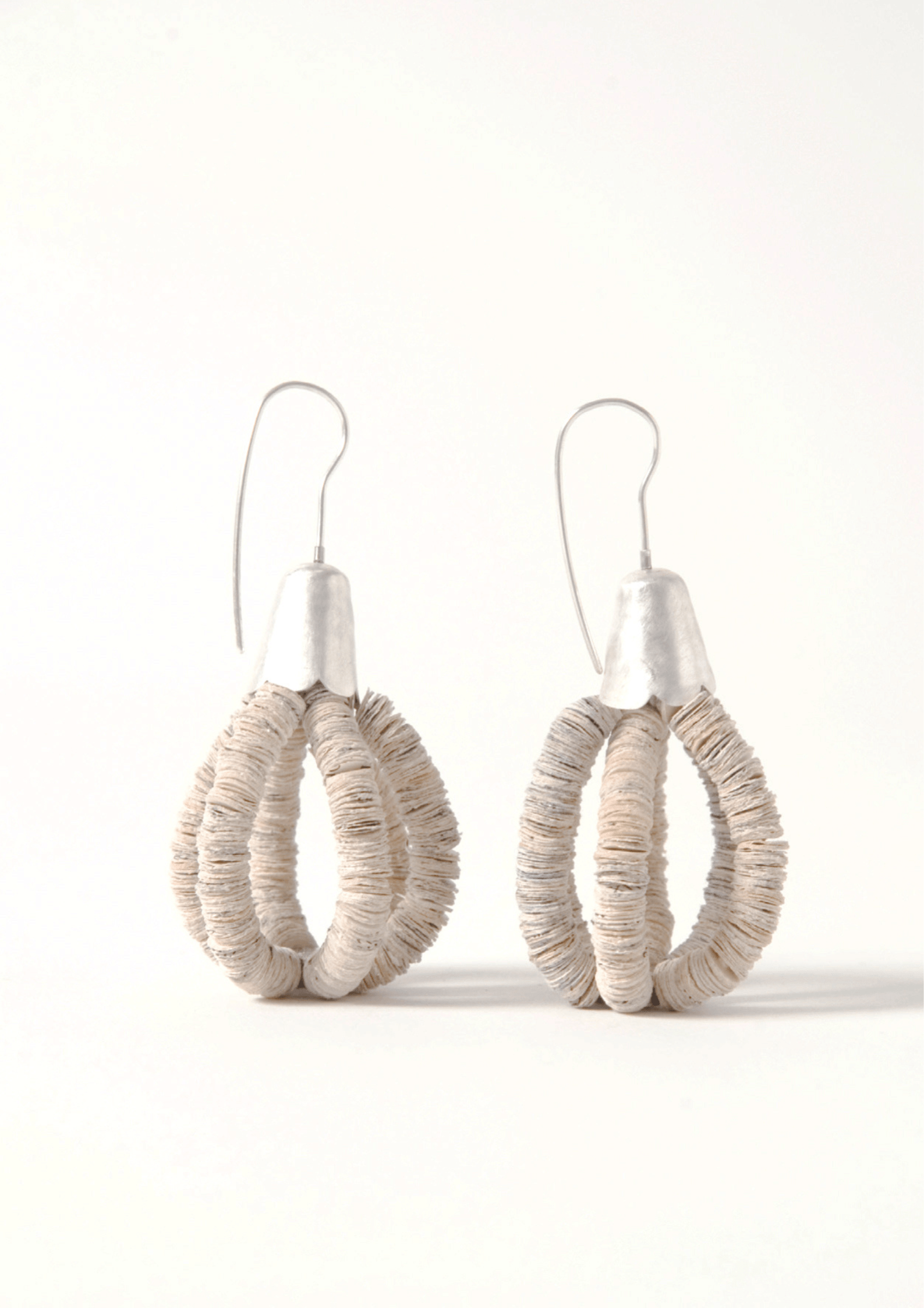 Photo d'une paire de boucles d'oreilles issue de la collection Papier, que Louise Vurpas a conçu pour une exposition. Bijouterie-joaillerie sur-mesure