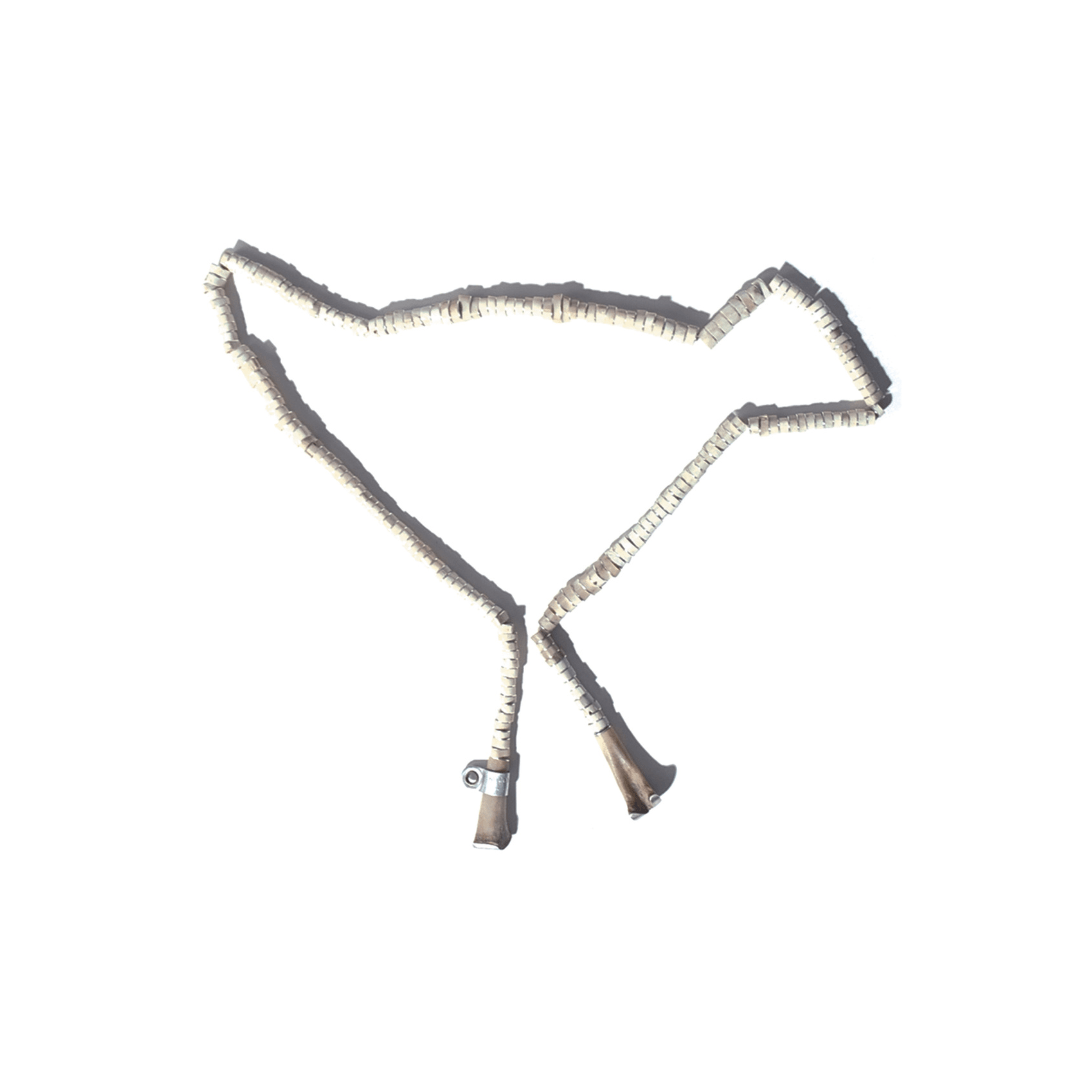 Photo d'un collier issu de la collection So-Chick, que Louise Vurpas a conçu pour une exposition. Bijouterie-joaillerie sur-mesure
