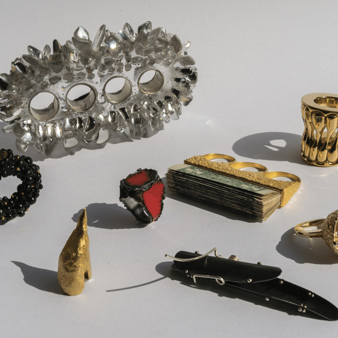 Photo d'une sélection de bijoux contemporains de l'exposition Bling Ring à laquelle la créatrice Louise Vurpas a participé. Bijouterie-joaillerie sur-mesure