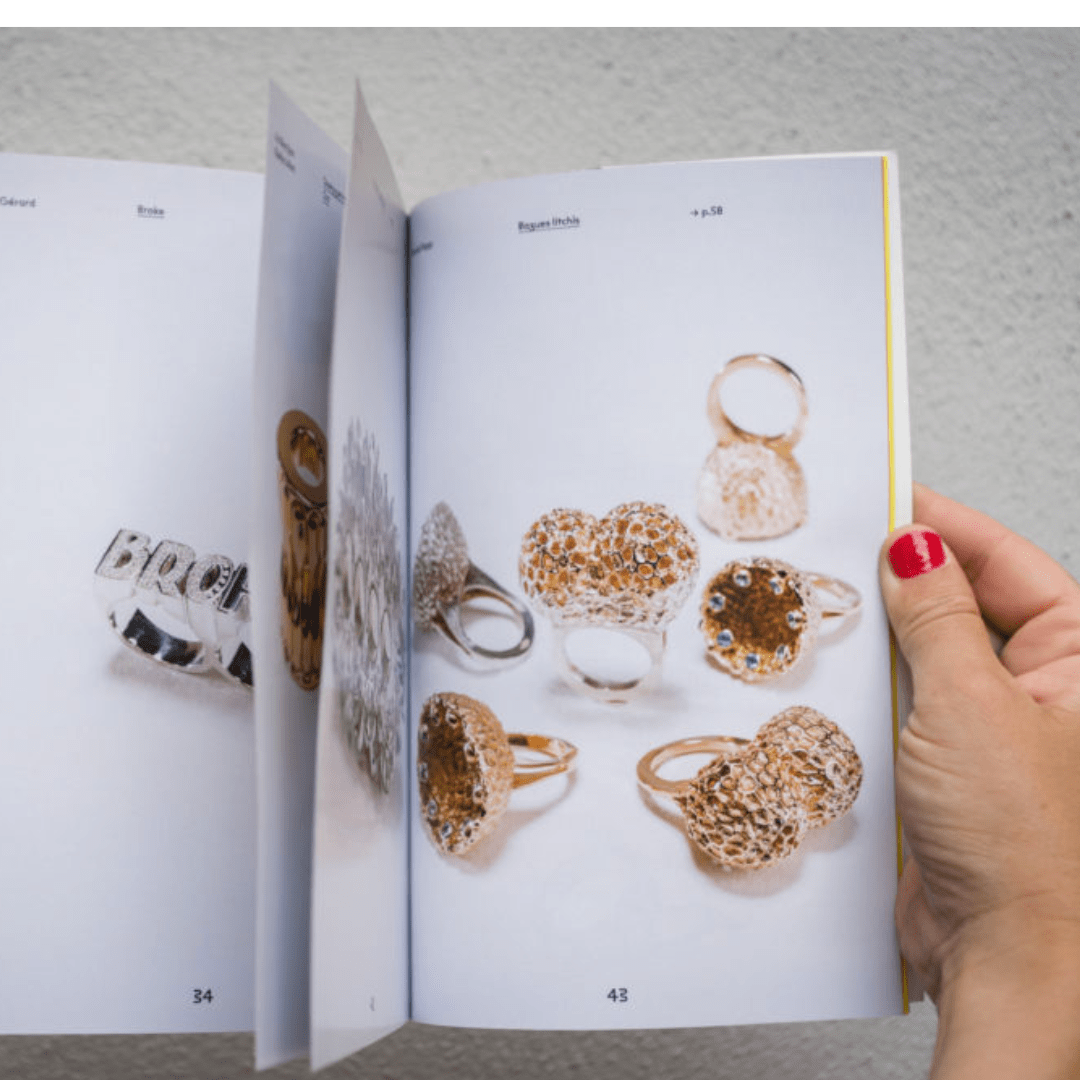 Aperçu du catalogue de l'exposition Bling Ring dédiée aux bijoux contemporains à laquelle la créatrice Louise Vurpas a participé. Bijouterie-joaillerie sur-mesure