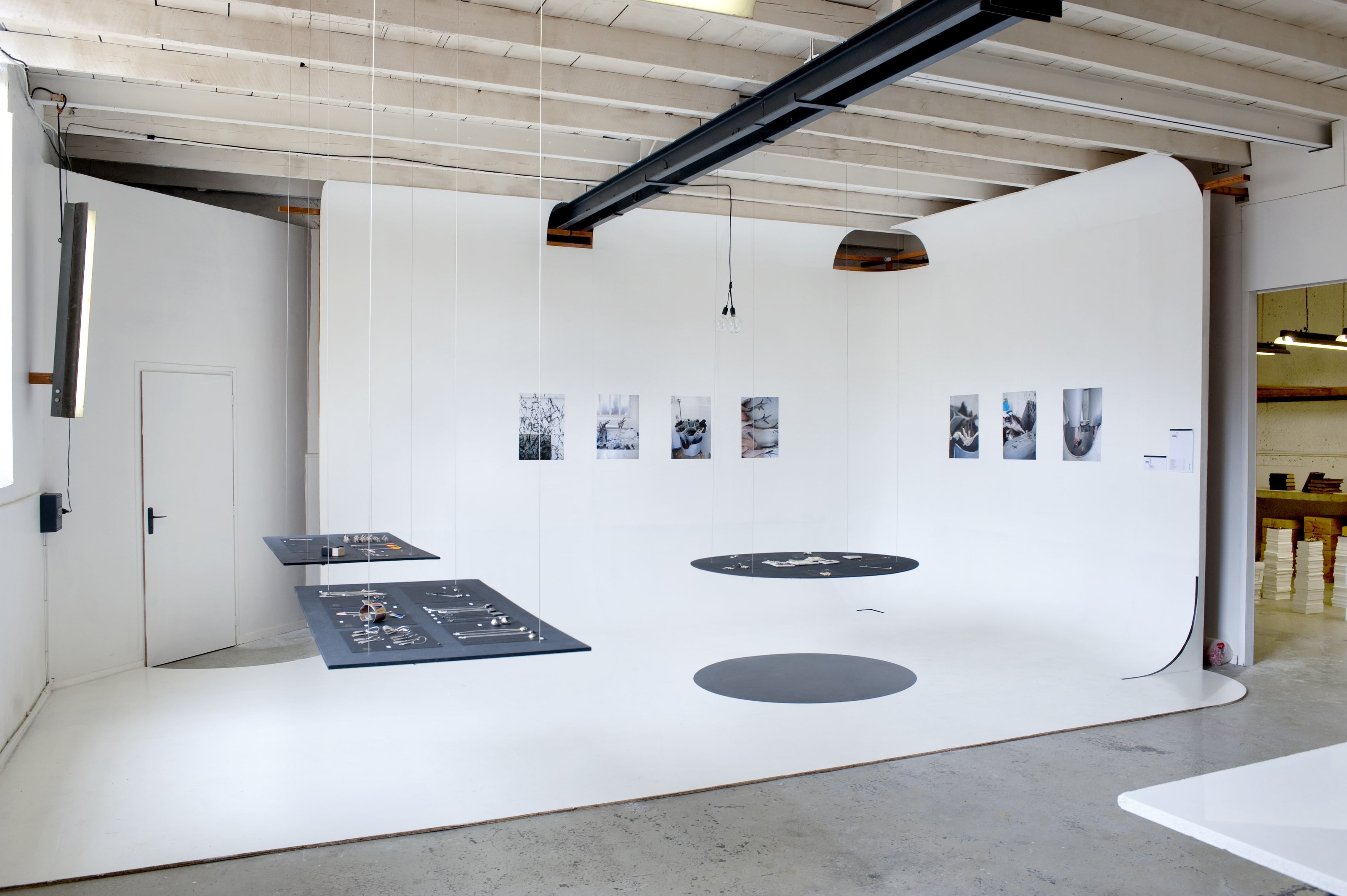 Photo du setup au sein du studio Cyclorama pour une exposition dédiée aux bijoux de la créatrice Louise Vurpas. Bijouterie-joaillerie sur-mesure