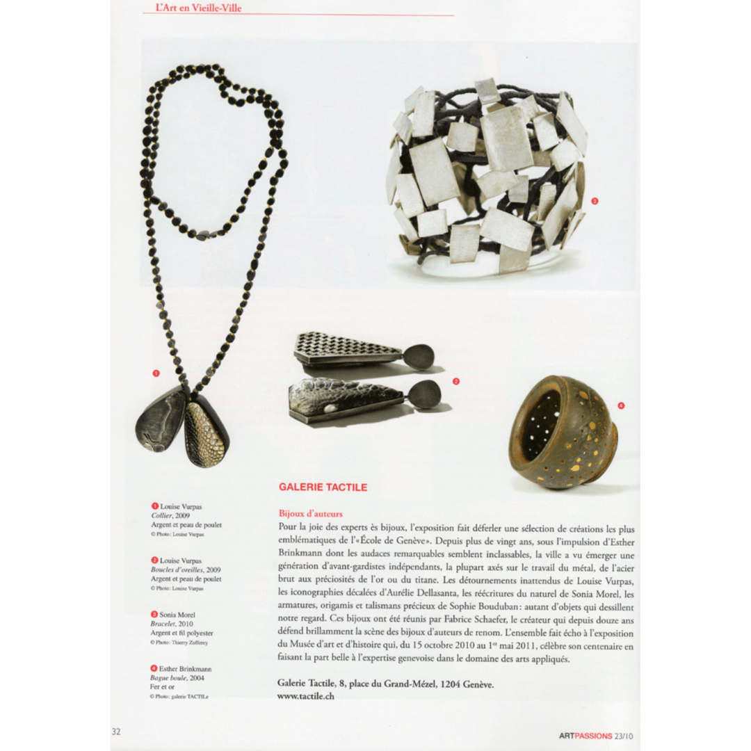 Parution dans laquelle sont présentés des bijoux de la créatrice Louise Vurpas lors d'une exposition à la galerie TACTIL de Genève. Bijouterie-joaillerie sur-mesure
