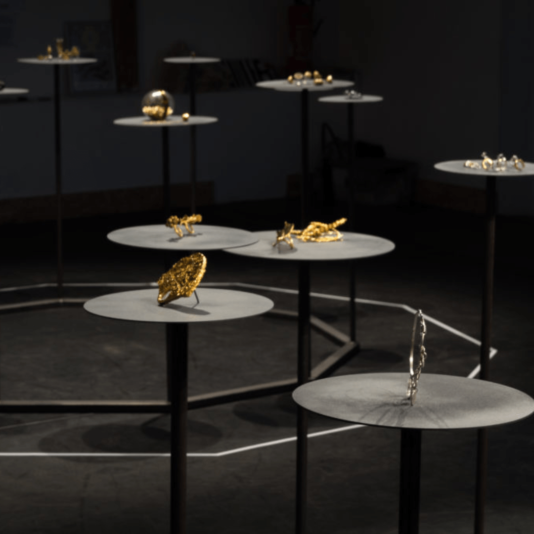 Setup de l'exposition Bling Ring dédiée aux bijoux contemporains à laquelle la créatrice Louise Vurpas a participé. Bijouterie-joaillerie sur-mesure