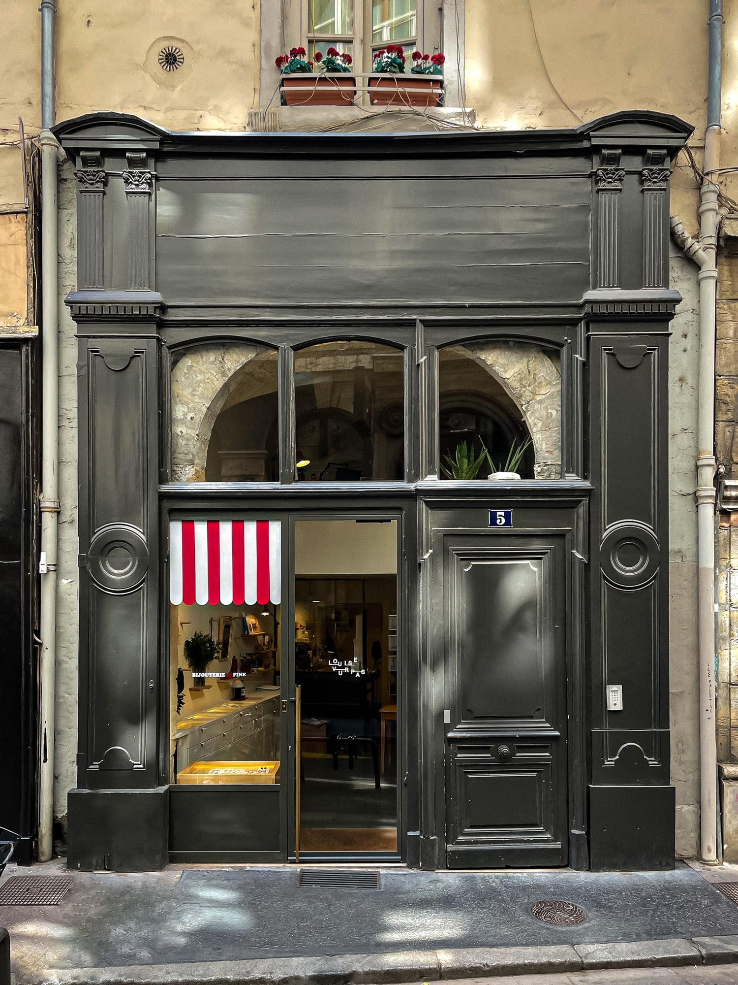Belle photo de la façade de l'atelier-boutique du 5, rue Chavanne à Lyon de la créatrice de bijoux Louise Vurpas. Bijouterie-joaillerie sur-mesure et petite série