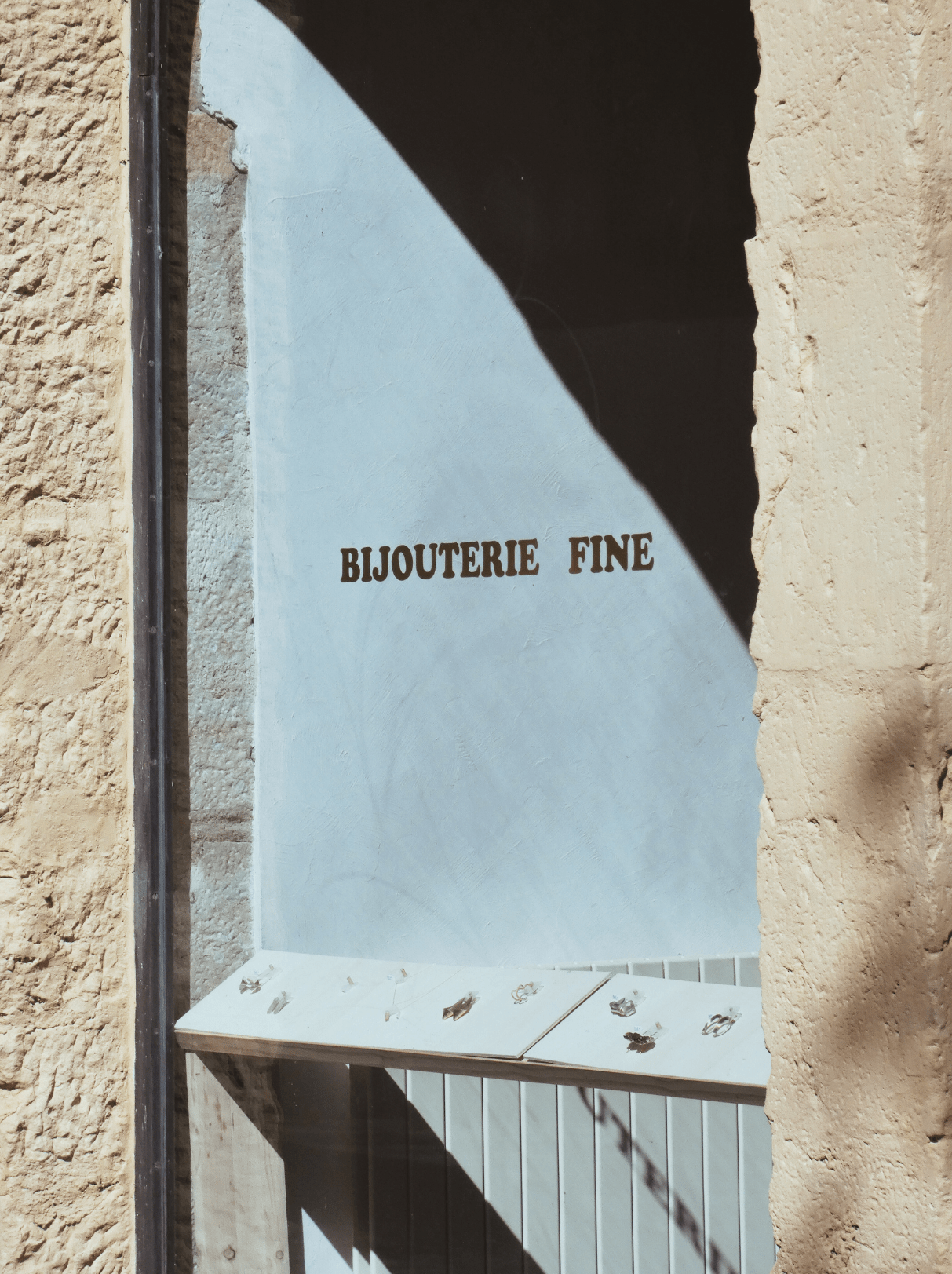 Photo de la vitrine du bureau de la marque Bijouterie Fine de la créatrice de bijoux Louise Vurpas au 27, rue Saint-Georges à Lyon. Bijouterie-joaillerie sur-mesure et petite série